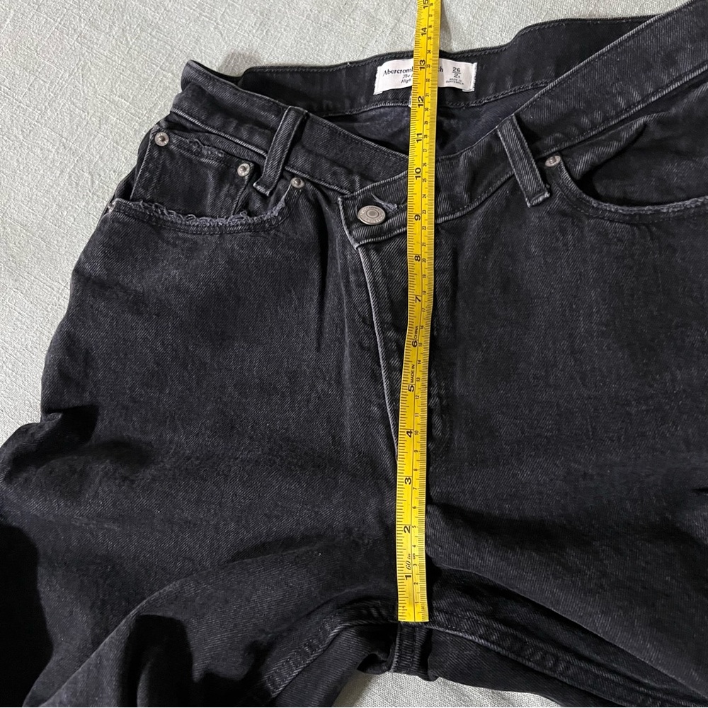 Abercrombie & Fitch Curve Love High Rise Dad Criss Cross Jeans in Black - Picture 12 of 12
